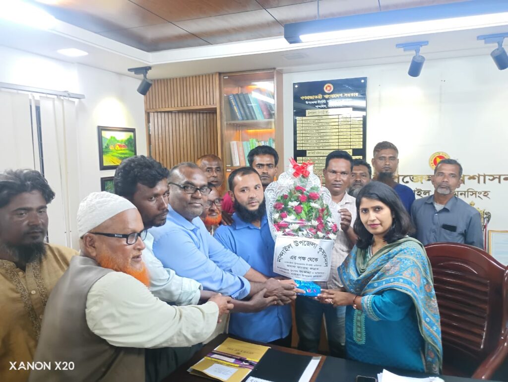 নান্দাইলে সদ্য যোগদানকারী নির্বাহী অফিসারকে ফুলের তোড়া দিয়ে বরন করে নিল উপজেলা কৃষক দল