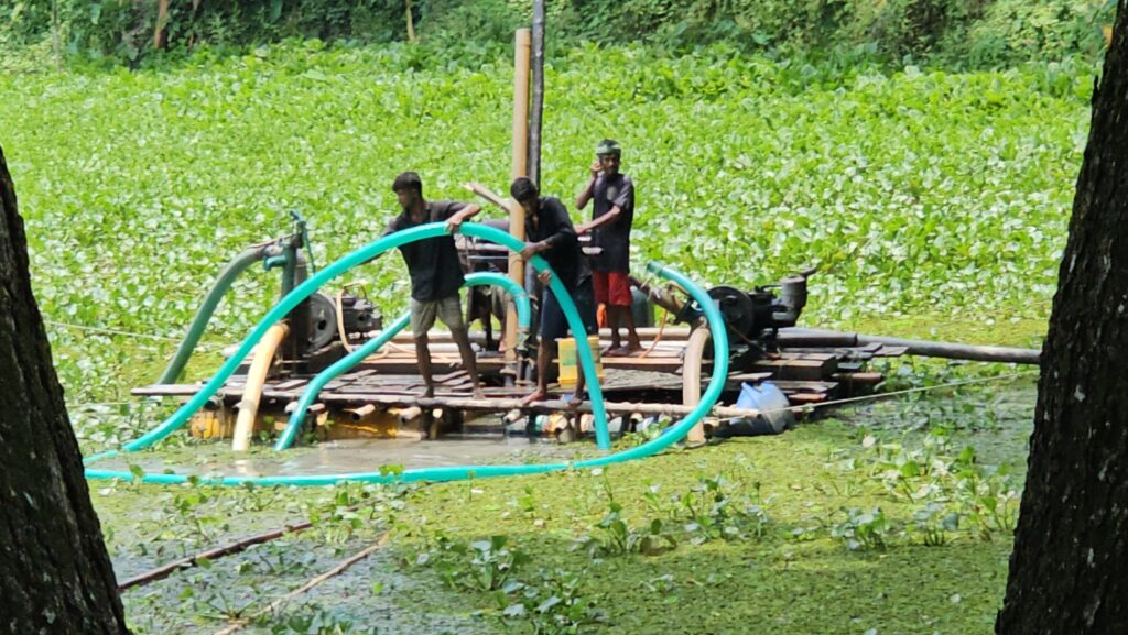 ভ্রাম্যমান আদালতে নগদ অর্থদন্ডসহ ড্রম ড্রেজার জব্দ