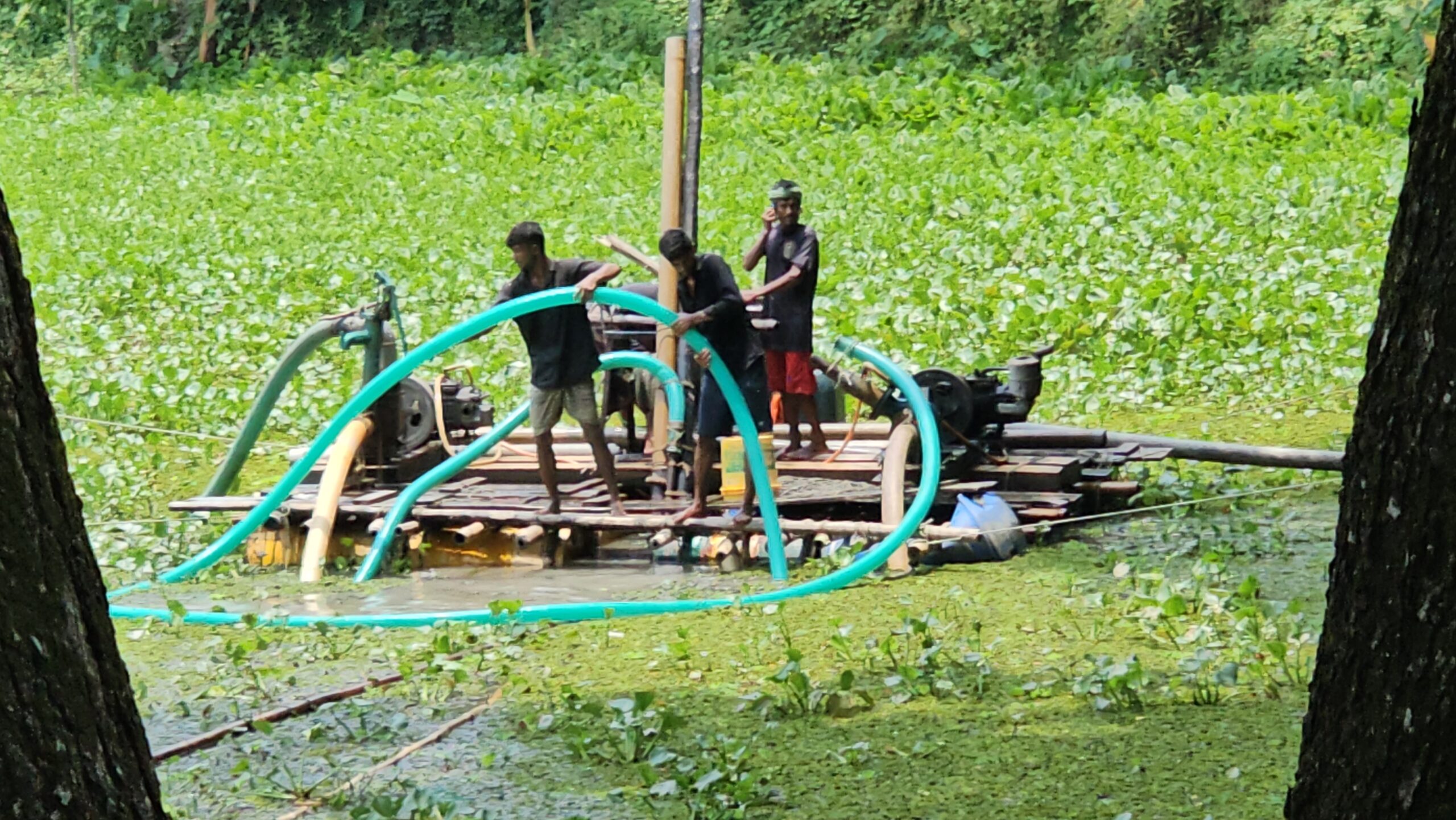 ভ্রাম্যমান আদালতে নগদ অর্থদন্ডসহ ড্রম ড্রেজার জব্দ