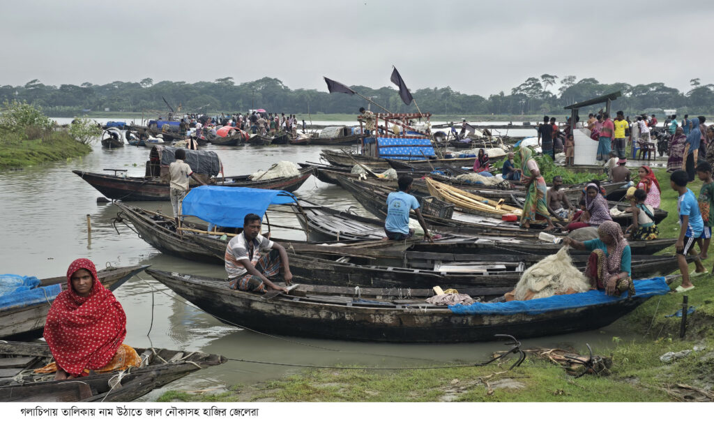 গলাচিপায় তালিকায় নাম ওঠাতে জাল নৌকাসহ হাজির জেলেরা