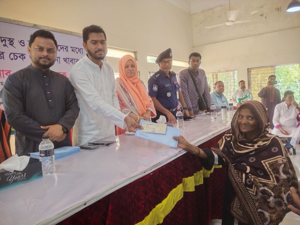 গলাচিপায় দুরারোগ্য, দুস্থ ও হতদরিদ্রদের মধ্যে আর্থিক সহায়তার চেক ও শুকনো খাবার বিতরণ