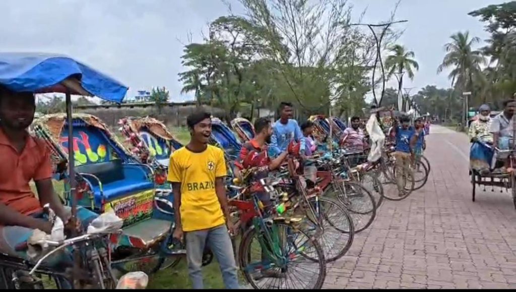 গলাচিপায় বোরাক-মোটরসাইকেল চালকদের বিরুদ্ধে রিকশা চালকদের বিক্ষোভ
