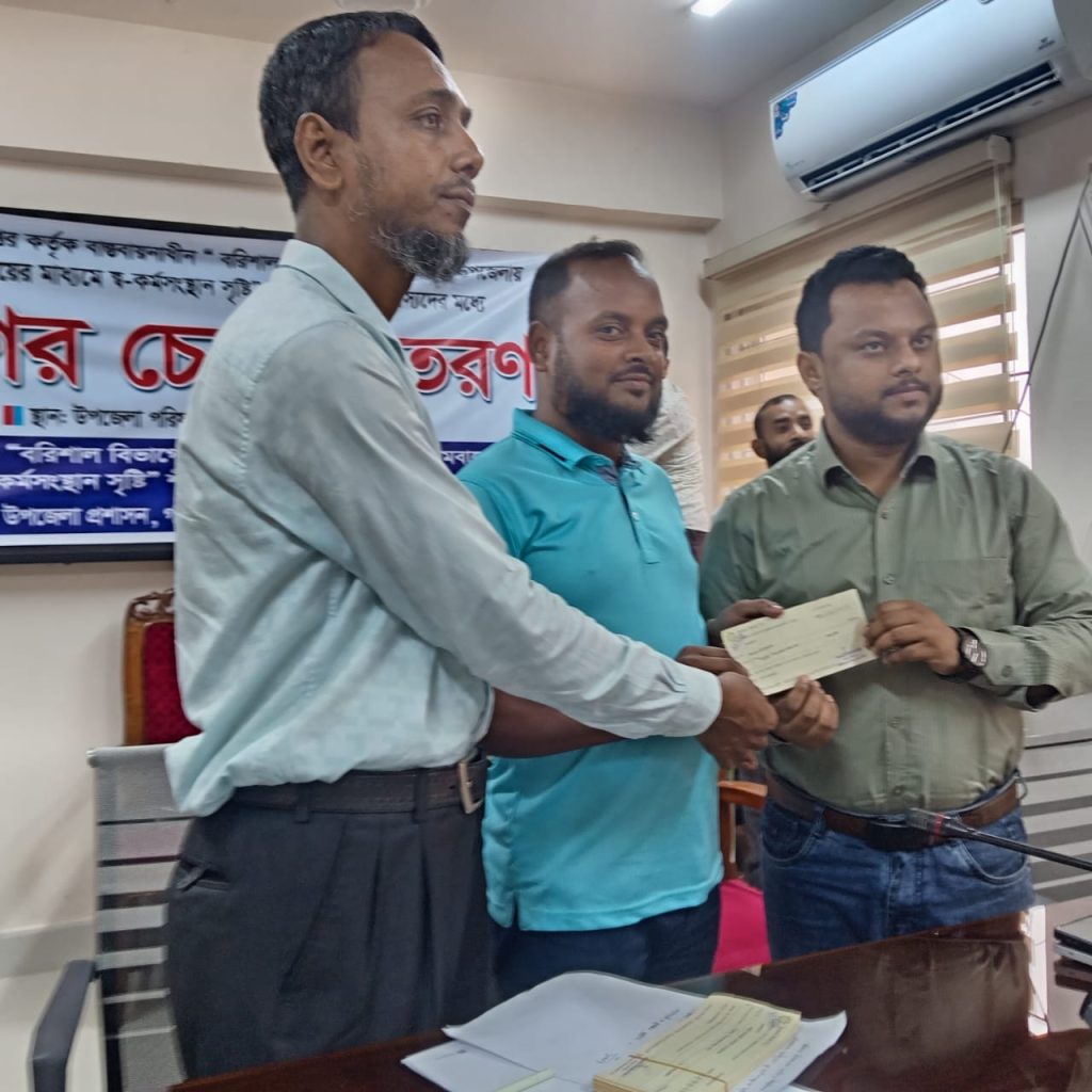গলাচিপায় সমবায় প্রকল্পের সদস্যদের মধ্যে ঋণের চেক বিতরণ